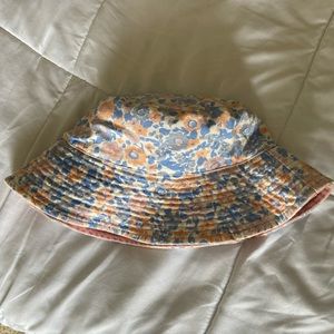 Reversible bucket hat